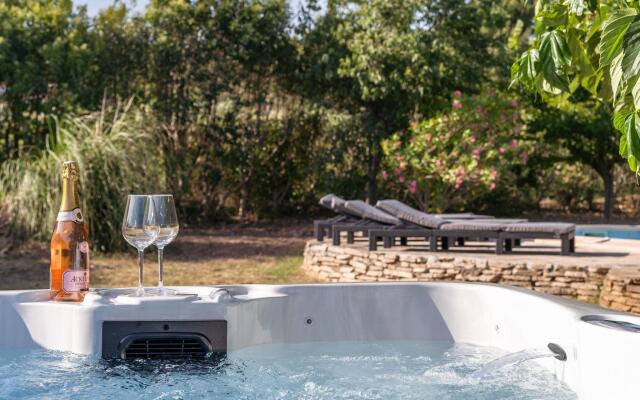 Lavish Villa in Pouzols-Minervois with Jacuzzi