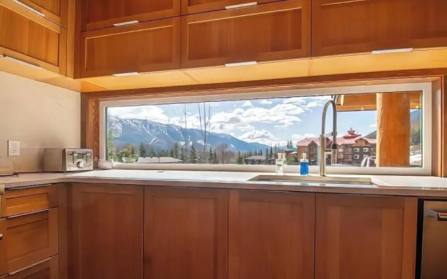 Snow Creek Cabins by Fernie Lodging Co.