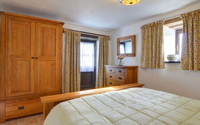 Picturesque Holiday Home in Bwlch-y-groes With Garden