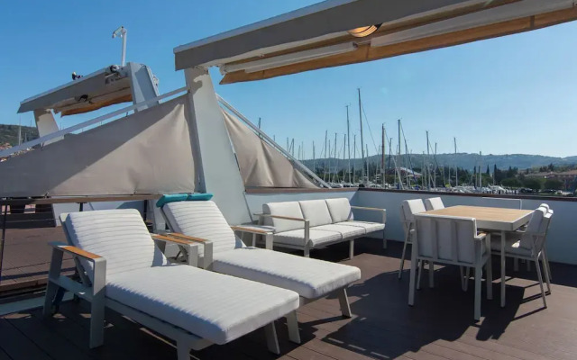 Eldamar Floating House