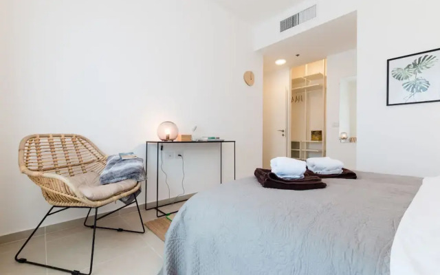 Artsy Modern Bright Apt in Bat Yam