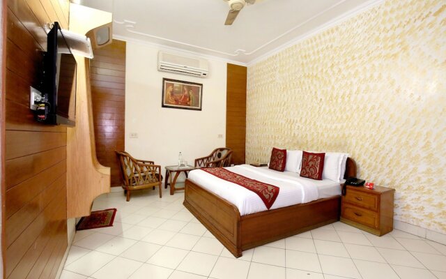 OYO 990 Hotel Paradise