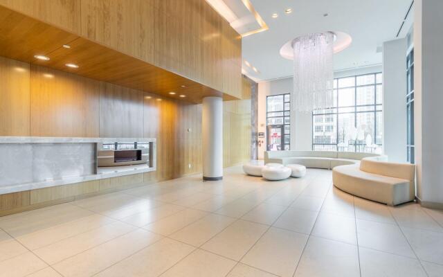 Modern Bright 1Br+Den Unit Downtown