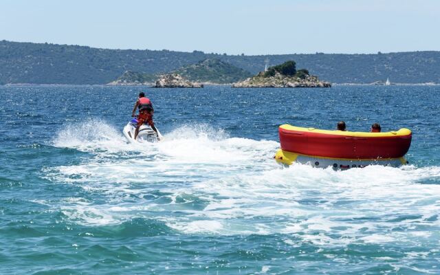 Tidy Apartment With Wifi, 4 km From City of Trogir