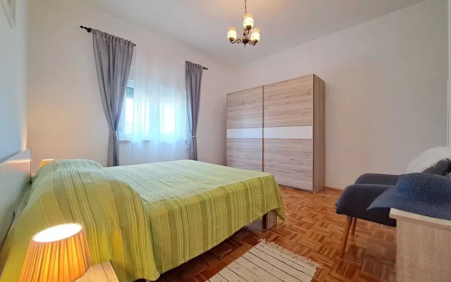 Spacious Urban Retreat Apartment With Terrace