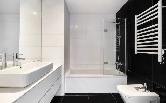 Urban Retreat W/Parking, Elevator & Ac By Benfica Stadium