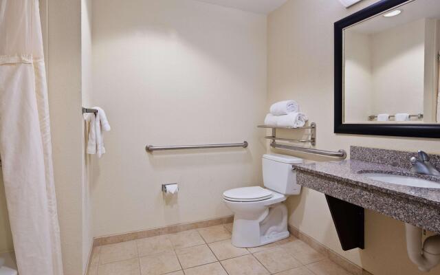 Best Western Plus Chain of Lakes Inn & Suites