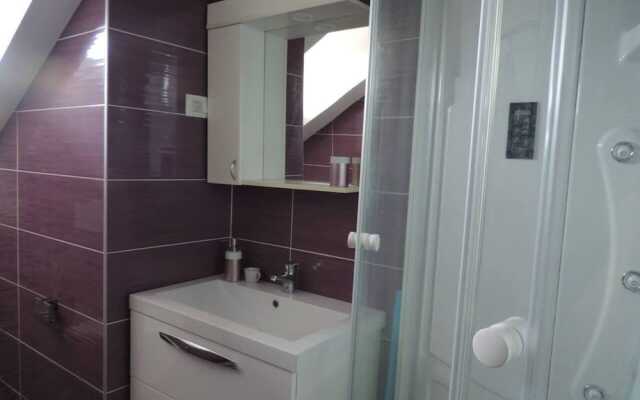 Luxurious 2-bed Appartment in Mandre With Pool