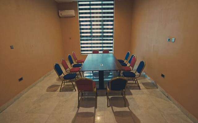 Candellux Imperial Hotel and Suites