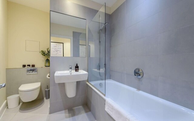 Modern Three Bedroom Apartment in Hammersmith