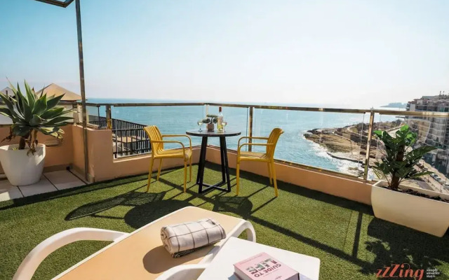 Gorgeous Seaviews From a Stunning Studio