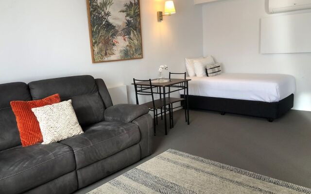 Avaleen Lodge Motor Inn
