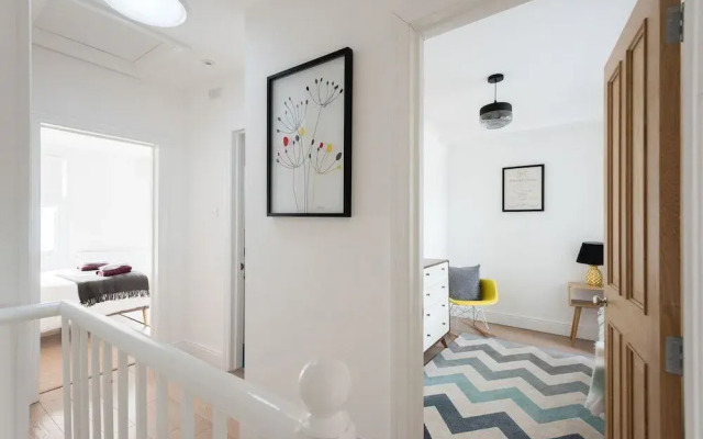 The Navy Court - Scandinavian Inspired 4Bdr Central Home