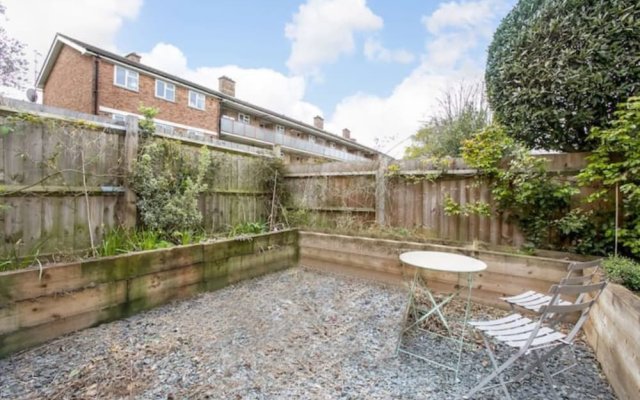 Gorgeous Refurbished 2 Bedroom Apartment With Garden