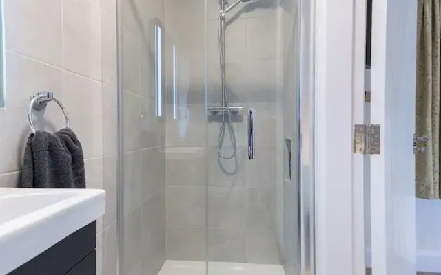 2br-sleeps4-parking-nearcork-6mintoairport