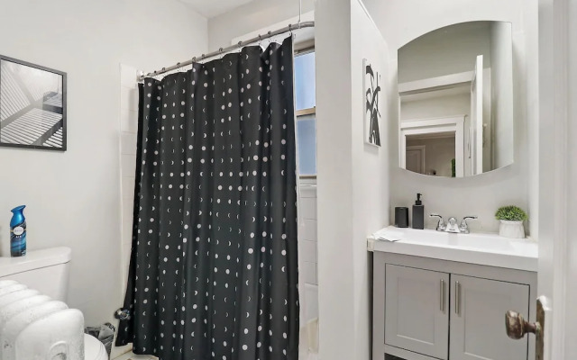 1BR Homey Pad - Lincoln 205