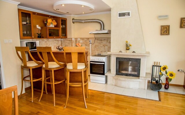 FM Luxury 1-BDR Maisonette with Terrace
