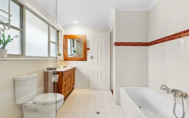 Modern 3-bed With Pool & Water Views by Beach