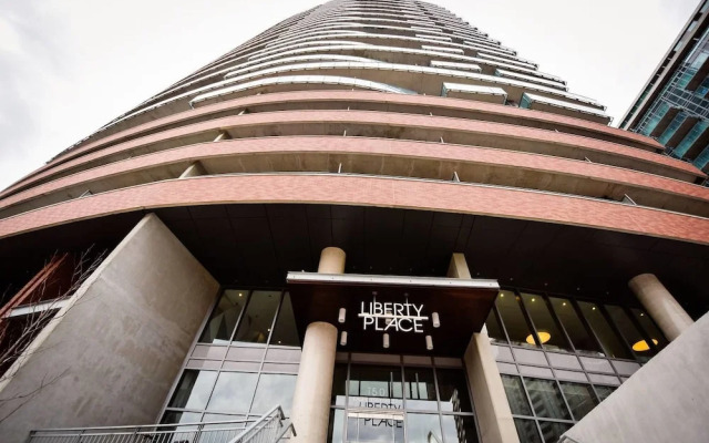 Panoramic Lakeview in a Luxury Downtown Oasis