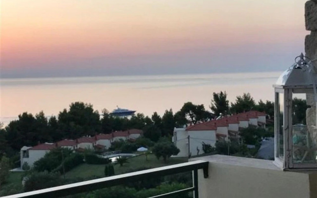 Luxury house near sea with public pool