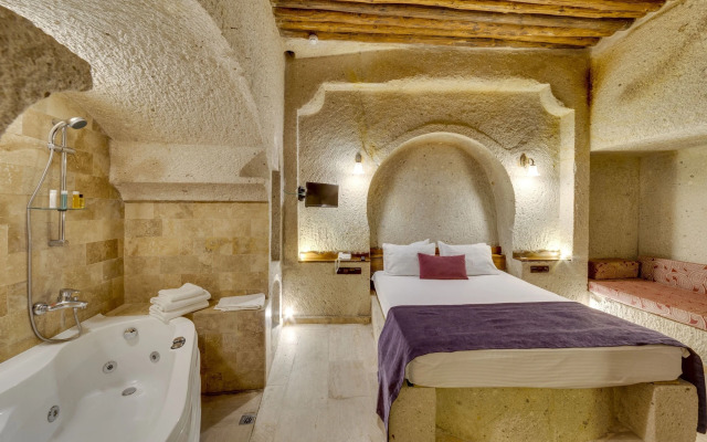 El Puente Cave Hotel