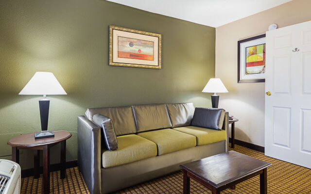 Quality Inn & Suites Greenville - Haywood Mall