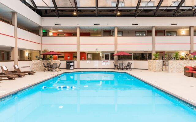 Holiday Inn Milwaukee Brookfield by IHG