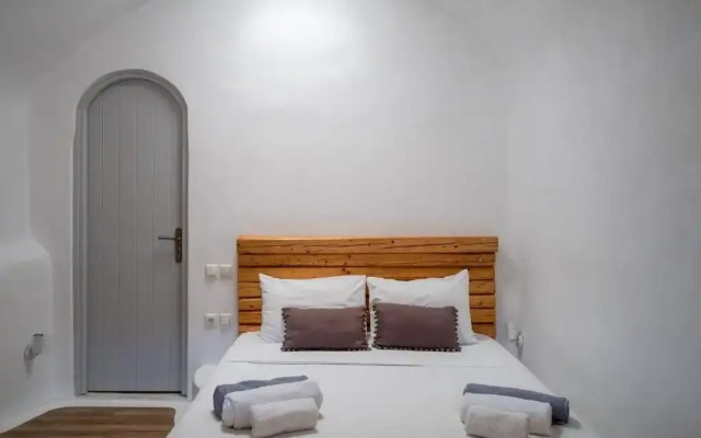 Karpimo & Fertimo Suites Santorini