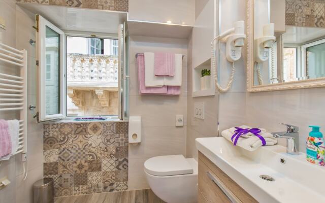 Apartments and rooms Perla