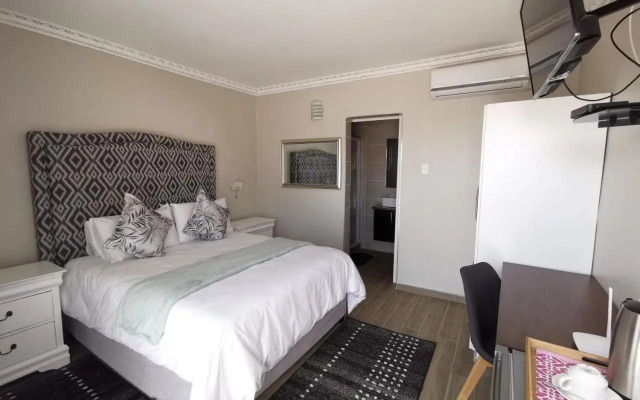 Lucolo Palace B&B - East London