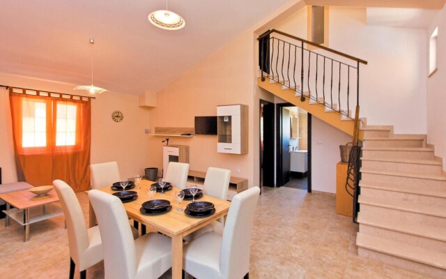Beautiful Home in Liznjan With Wifi and 2 Bedrooms