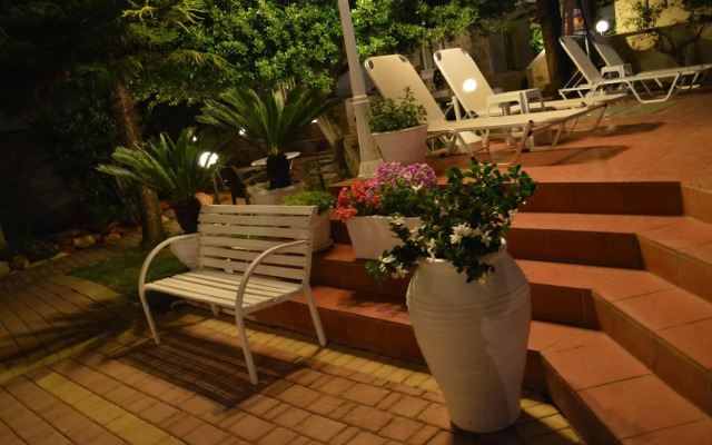 Nikos Apartments