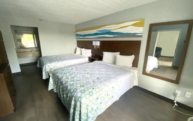 HomeTowne Studios By Red Roof Vero Beach - I-95