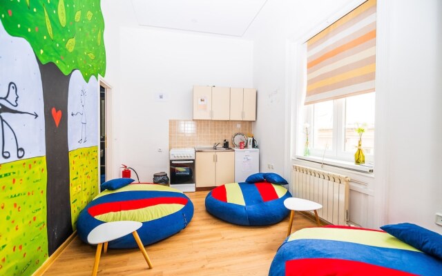 Funky Room for 4- Artistic Guesthouse-main Street!