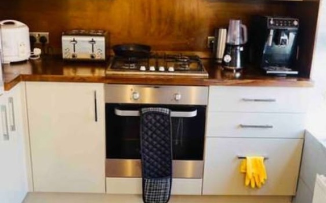 Modern 1 Bedroom Apartment in Central Location