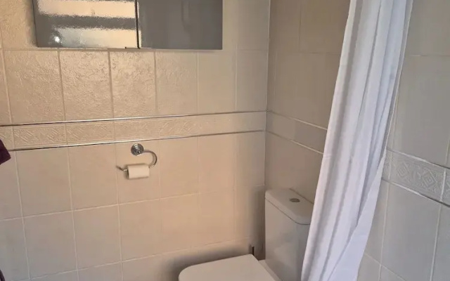 Cosy 1BR Hideaway - Hot Tub, Wifi & Private Pond