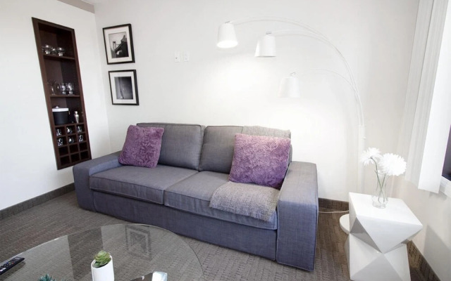 Modern Downtown One-bedroom Suite With Parking