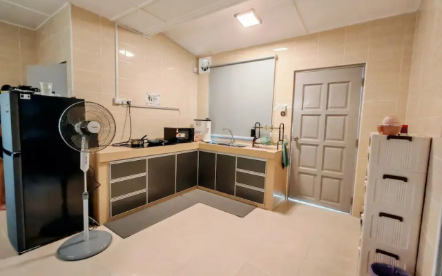 Comfy Tok Sira Home Kuantan 5 BR