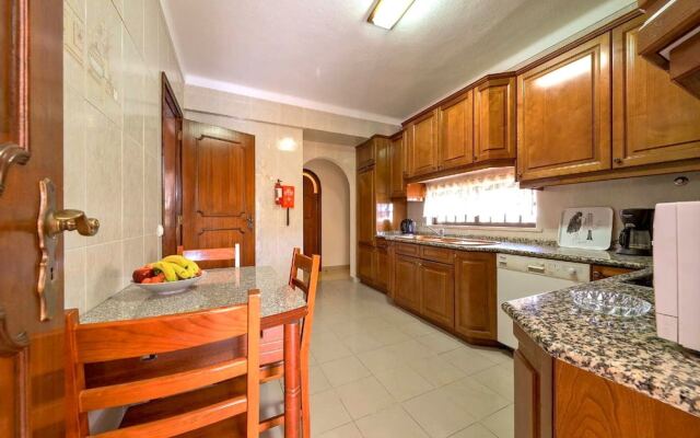 Spacious 4 Bedroom Villa, Private Pool, Free air Conditioning and Wifi