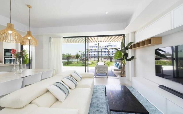 Espectacular bajo con jardín en 1ª línea de playa