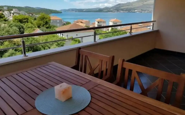 Expansive Ciovo Apartment With Sea-views, Balcony and Outdoor Dining