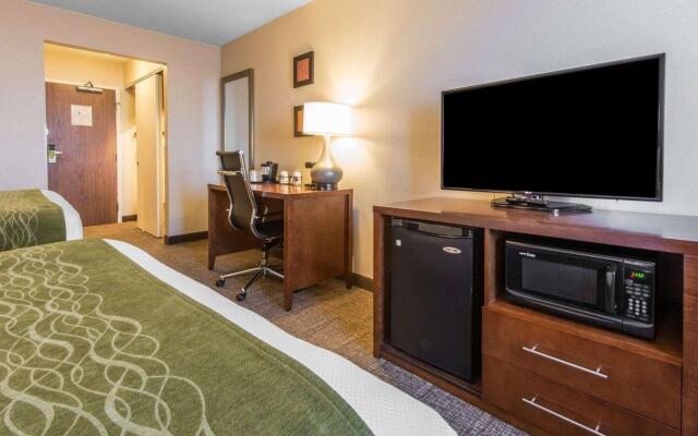 Comfort Inn & Suites Erie - Splash Harbor Indoor Waterpark