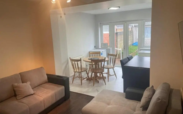 Inviting Apartment in Hayes With Garden & Parking