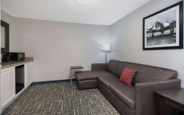 La Quinta Inn & Suites by Wyndham Atlanta Airport South