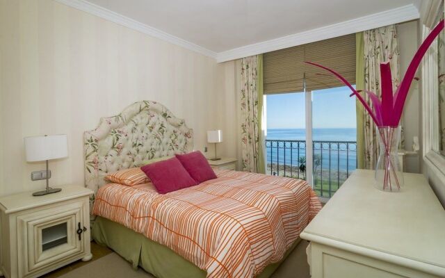 HB First beach line apartment in Hacienda beach Roomservice