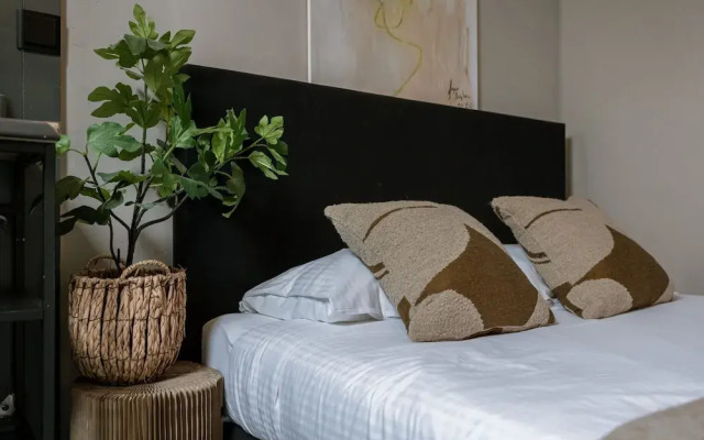 Chic Rooftop Apartment in Antwerp s Shopping hub