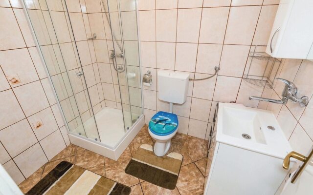 Nice Apartment in Lopci With 2 Bedrooms