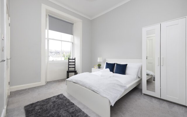 JOIVY 4-Bed Stylish Flat In Edinburgh City Centre