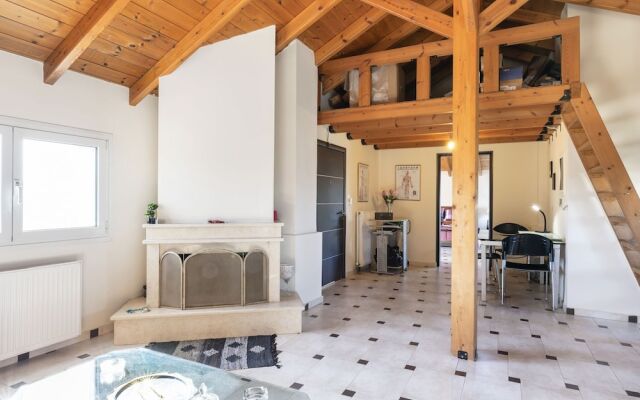 Pleasant Holiday Home in Chalcis With Garden