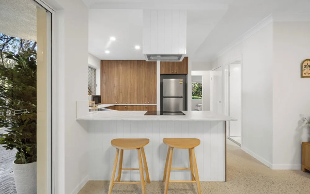 Burleigh Breeze 2 Bed Beach Walk